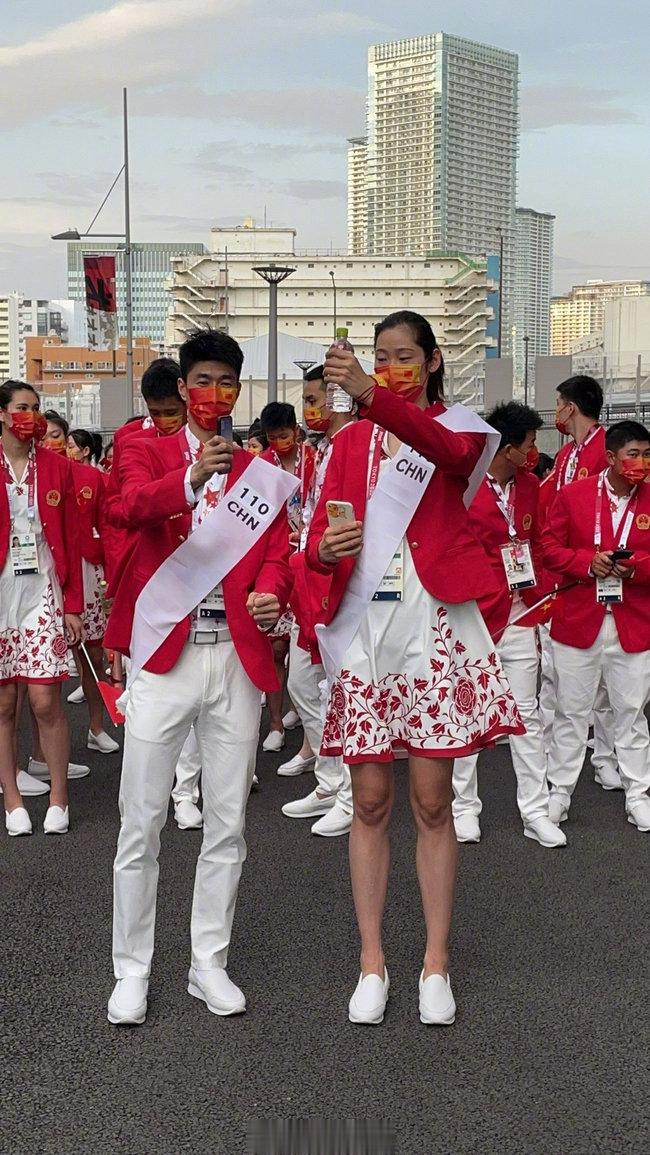 中国奥运代表团亮相，外国网友也点赞：“喜欢他们的口罩和裙子，可爱！”(2)