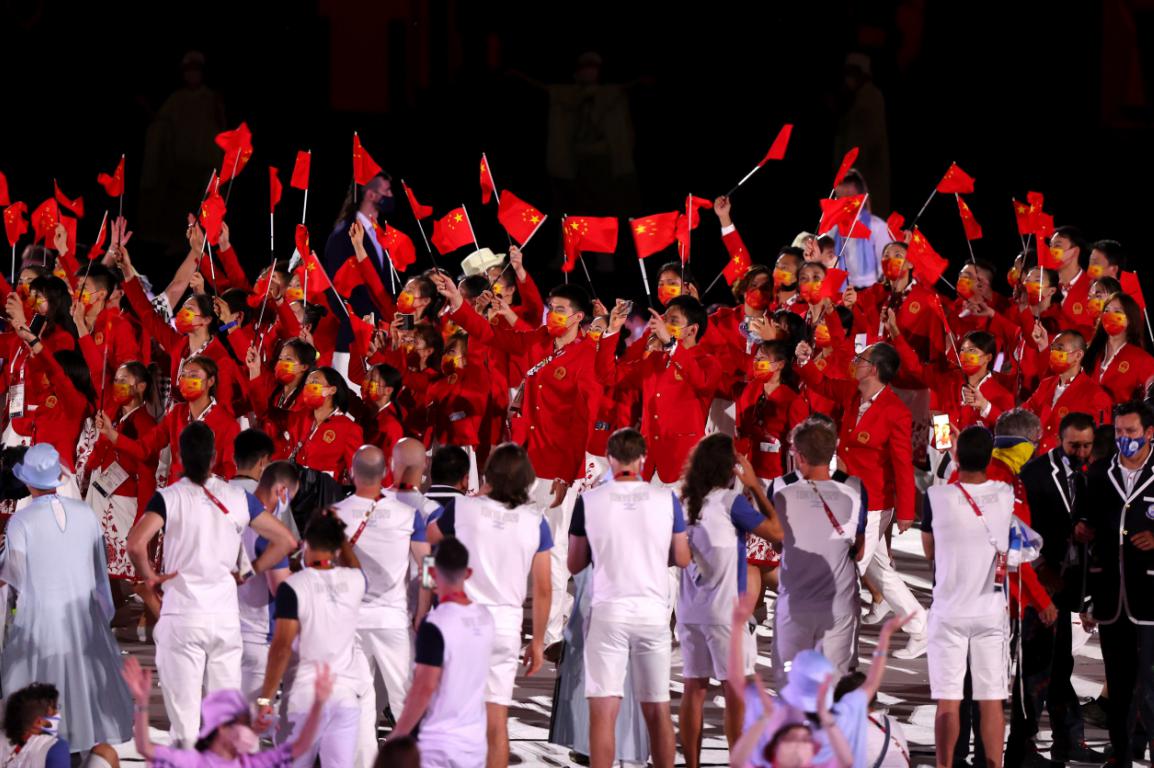 中国奥运代表团亮相，外国网友也点赞：“喜欢他们的口罩和裙子，可爱！”(3)