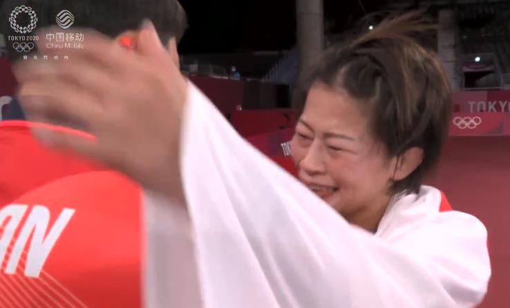 0-4到5-4！日本对手最后15秒逆转中国夺冠，赛后披国旗，痛哭不止(2)