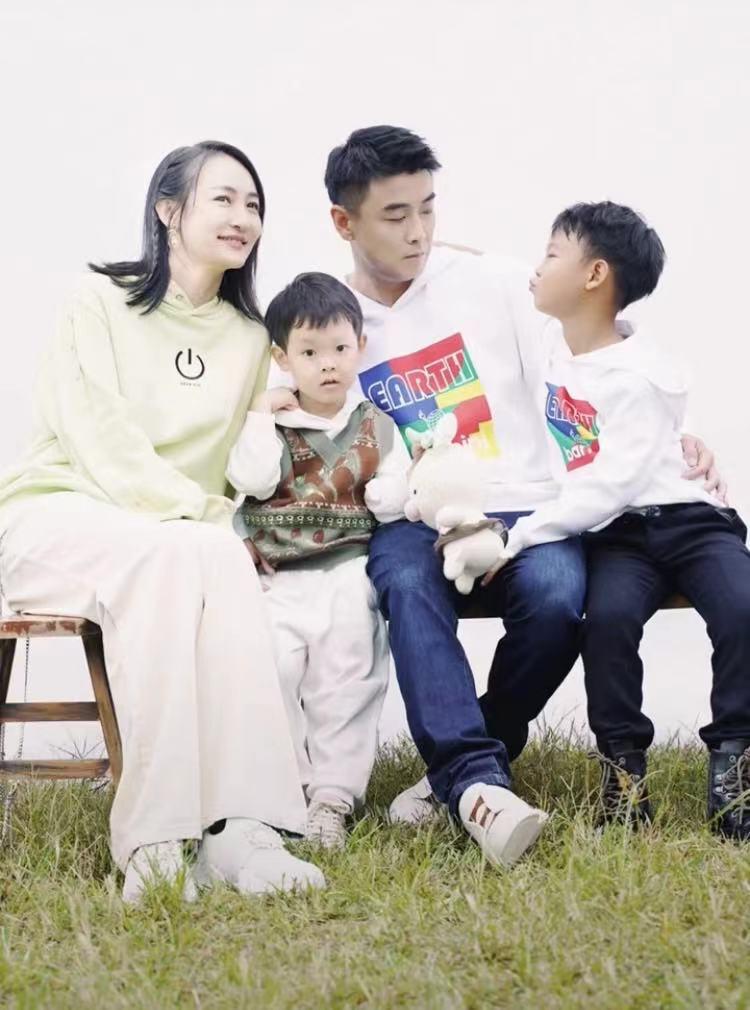 樊振东恩师与妻儿团聚，一家四口拍全家福，媳妇颜值高两儿子帅气(4)