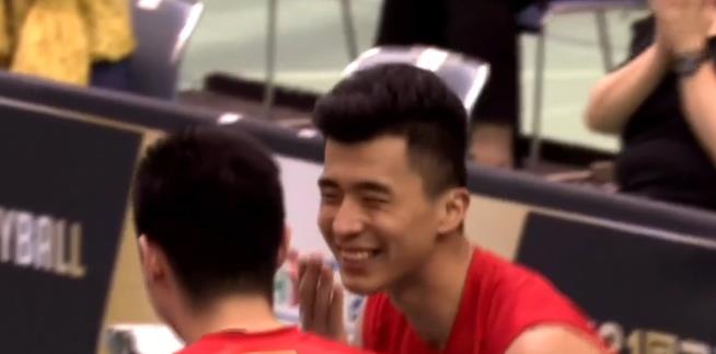 振奋！中国队3-2逆转进4强，先胜日本再胜西亚劲旅，球员喜笑颜开(4)