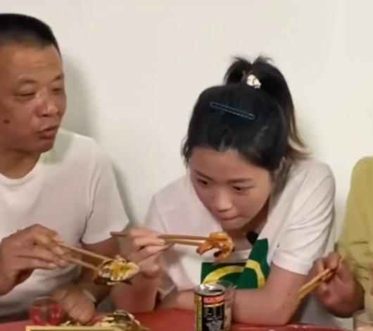 成名的“烦恼”，奥运冠军杨倩吃个虾，键盘侠吐槽“趴着吃，这家教”(2)