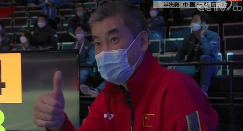 2-0，国羽奥运冠军击溃韩国组合，教练竖大拇指，现场一片中国红(5)