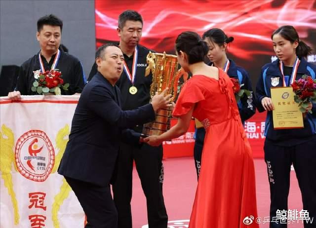 刘国梁最想删除的一张照片：为冠军颁奖，表情动作夸张引网友调侃(3)