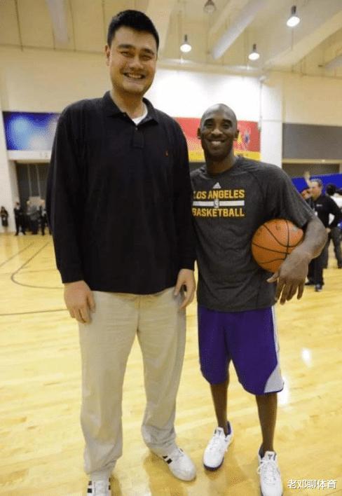 2米26的姚明体型在NBA属于什么级别？奥尼尔在身边显娇小(2)