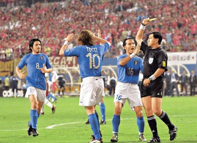 02世界杯保送韩国晋级的主裁判莫雷诺结局如何？球迷：大快人心(6)