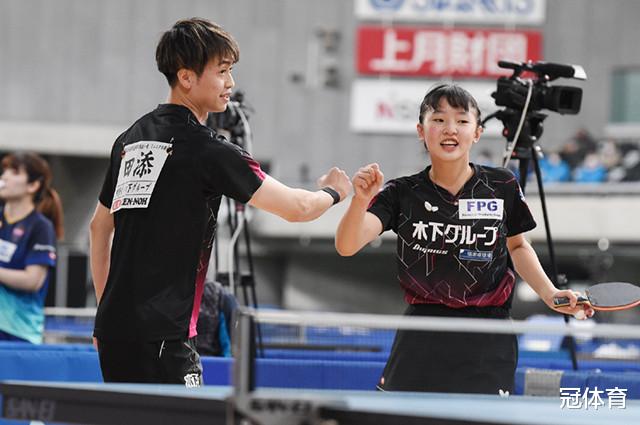 3-0！华裔教练助日乒新星夺冠，横扫张本智和妹妹，师徒开怀大笑(5)