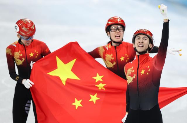 中国短道速滑队扬威 冠军之师摘得北京冬奥会首金(1)
