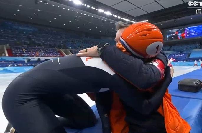 残酷！0.052秒之差，韩国憾失金牌，选手痛哭失声，教练不停安慰(2)