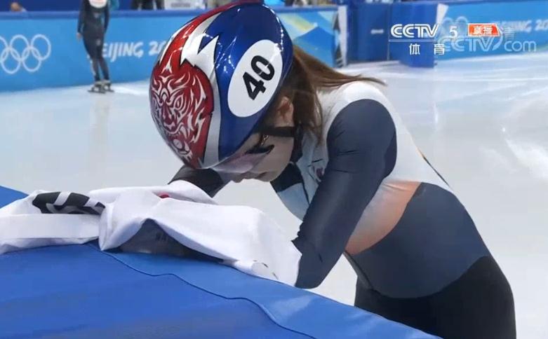 残酷！0.052秒之差，韩国憾失金牌，选手痛哭失声，教练不停安慰(4)