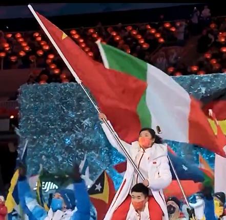 闭幕式感动一幕，高亭宇驮着徐梦桃入场，网友：我们的国旗最高！