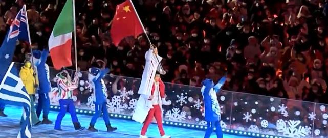 闭幕式感动一幕，高亭宇驮着徐梦桃入场，网友：我们的国旗最高！(2)
