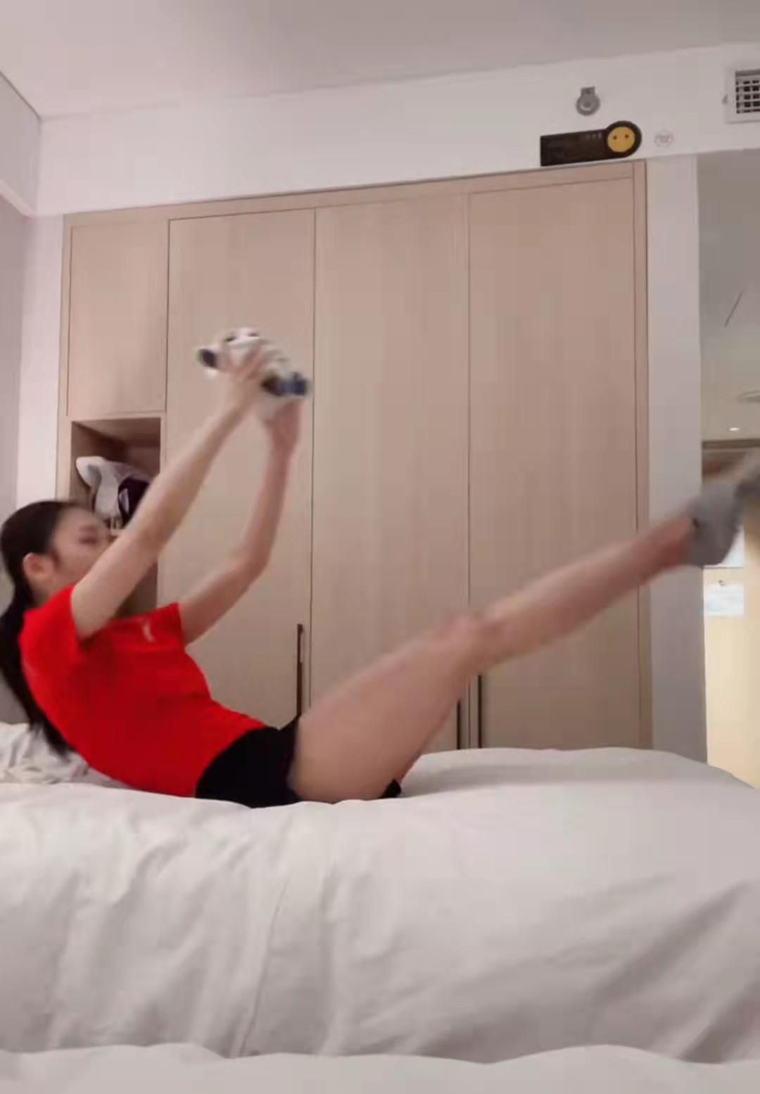朱易晒隔离视频：在床上拿着冰墩墩做运动！19岁的朱易笑起来很美(3)