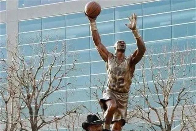 NBA中还有哪些球员有雕像呢？最高的荣耀了(2)