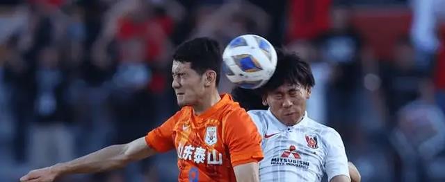 中午12点！韩国媒体再现争议报道：中国足球遭质疑，球迷骂声一片(2)