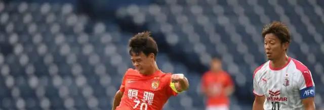 中午12点！韩国媒体再现争议报道：中国足球遭质疑，球迷骂声一片(4)