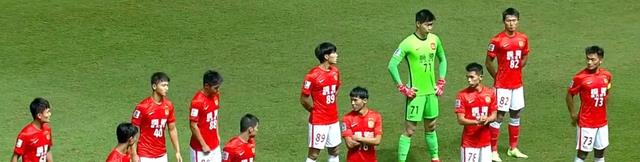中午12点！韩国媒体再现争议报道：中国足球遭质疑，球迷骂声一片(5)