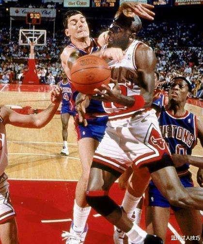 8瞬间感受当年NBA高强度防守：只要乔丹上篮，就不会让他站着落地(2)