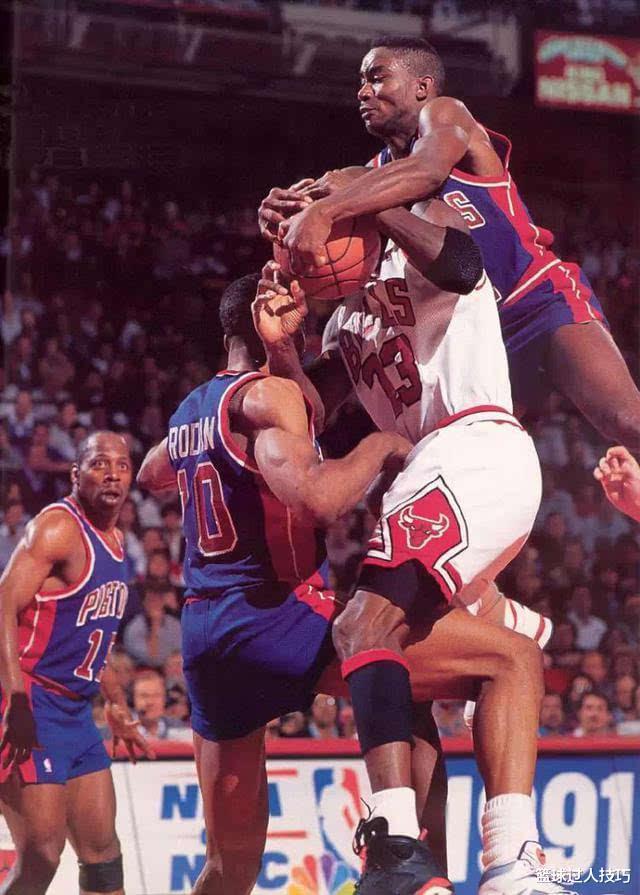 8瞬间感受当年NBA高强度防守：只要乔丹上篮，就不会让他站着落地(3)