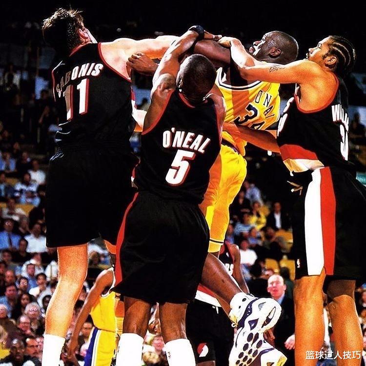 8瞬间感受当年NBA高强度防守：只要乔丹上篮，就不会让他站着落地(4)