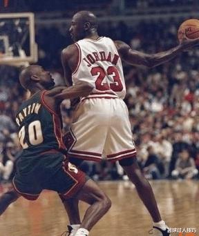 8瞬间感受当年NBA高强度防守：只要乔丹上篮，就不会让他站着落地(7)