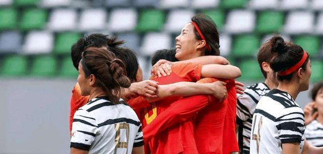 太脏！韩国女子足球队穿着亮鞋钉踢中国运动员，自己受伤后被抬走(1)