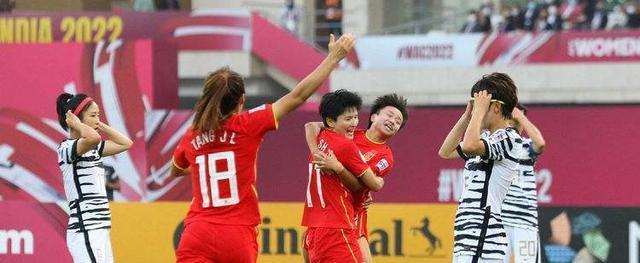 太脏！韩国女子足球队穿着亮鞋钉踢中国运动员，自己受伤后被抬走(2)