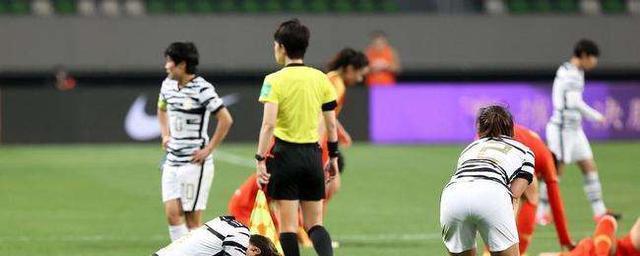 太脏！韩国女子足球队穿着亮鞋钉踢中国运动员，自己受伤后被抬走(3)