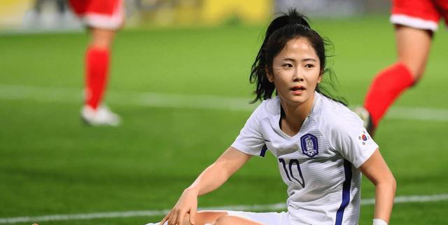 太脏！韩国女子足球队穿着亮鞋钉踢中国运动员，自己受伤后被抬走(4)