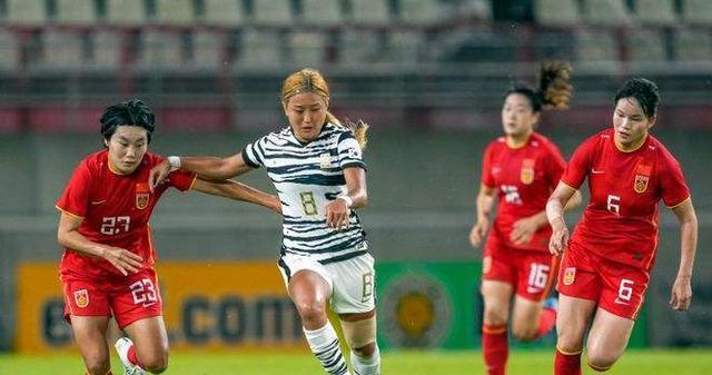 太脏！韩国女子足球队穿着亮鞋钉踢中国运动员，自己受伤后被抬走(5)
