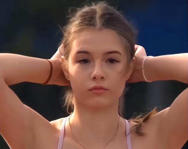 17岁俄罗斯运动员，因清纯可人火爆网络，绝美颜值让人看了心动(3)
