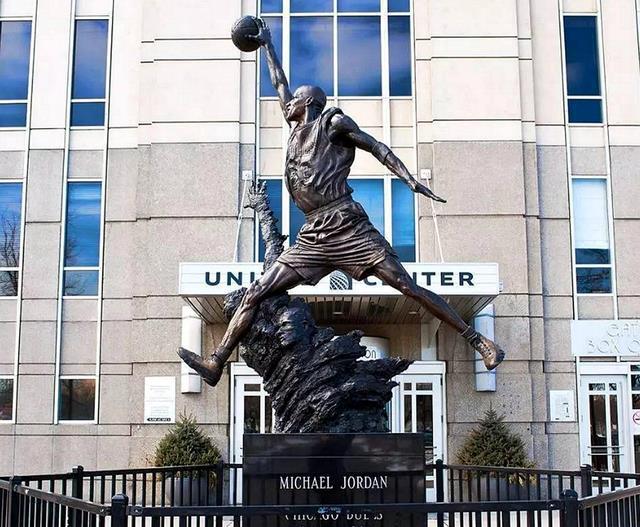 NBA现役哪些球星退役后会立雕像？2人板上钉钉，字母哥有机会(2)