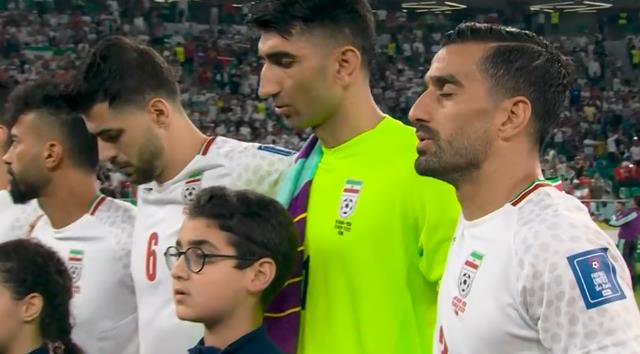 反转！伊朗球员轻唱国歌，双方球迷身披国旗友好合影，火药味全无