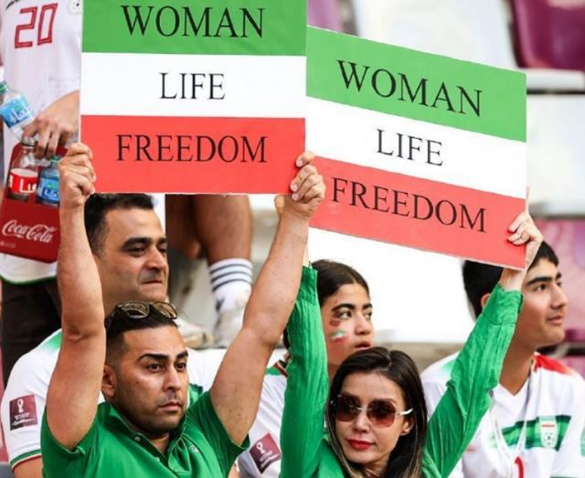 反转！伊朗球员轻唱国歌，双方球迷身披国旗友好合影，火药味全无(2)