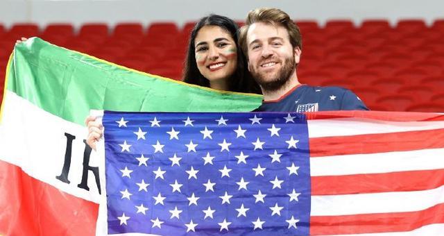 反转！伊朗球员轻唱国歌，双方球迷身披国旗友好合影，火药味全无(4)