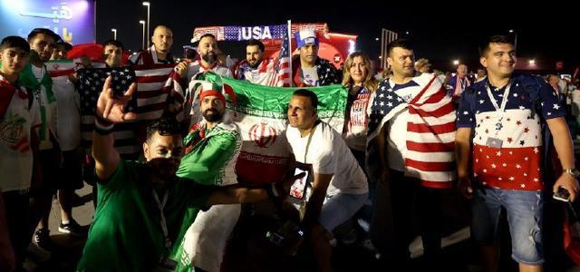 反转！伊朗球员轻唱国歌，双方球迷身披国旗友好合影，火药味全无(5)