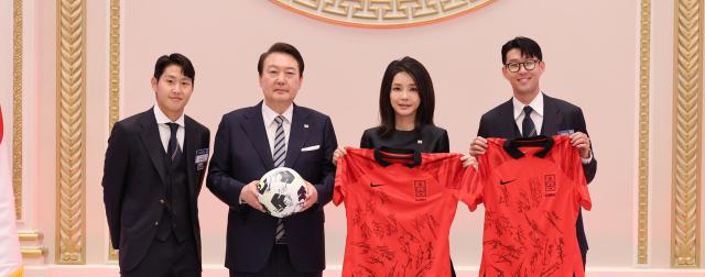 50岁韩国第一夫人与足球运动员合照，换上运动装，太嫩了(4)