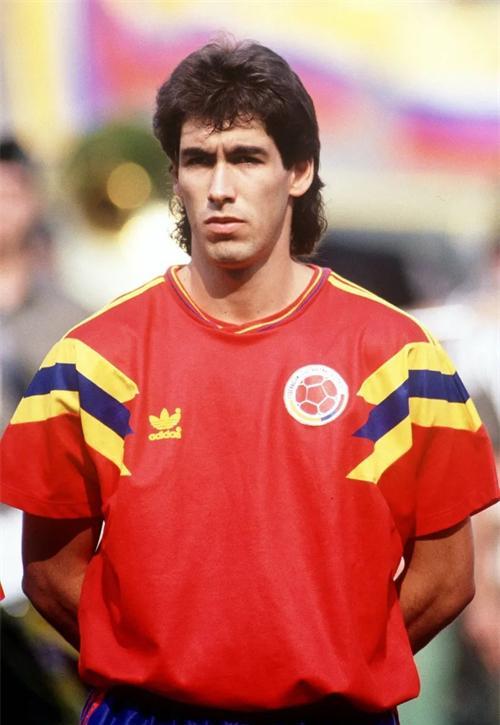 1994年世界杯，哥伦比亚球员将球踢进自家球门，回国后被打了12枪！(2)