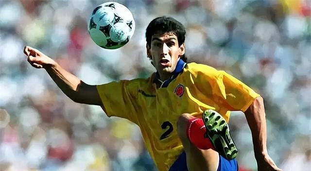 1994年世界杯，哥伦比亚球员将球踢进自家球门，回国后被打了12枪！(3)