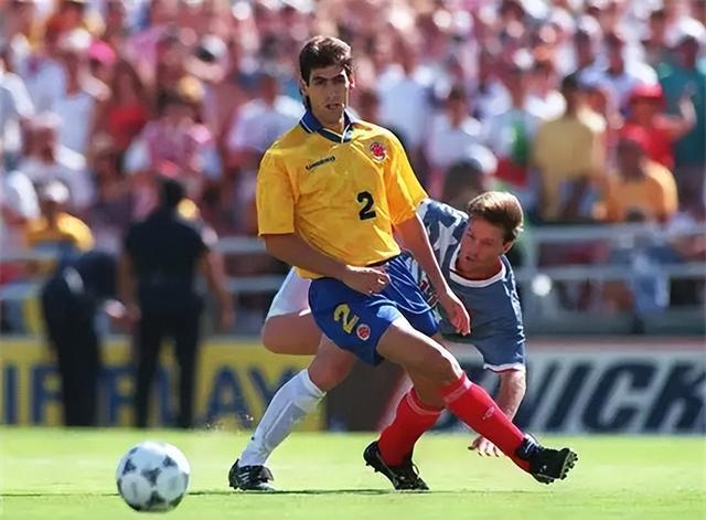 1994年世界杯，哥伦比亚球员将球踢进自家球门，回国后被打了12枪！(4)