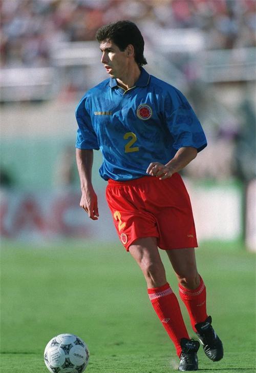 1994年世界杯，哥伦比亚球员将球踢进自家球门，回国后被打了12枪！(6)