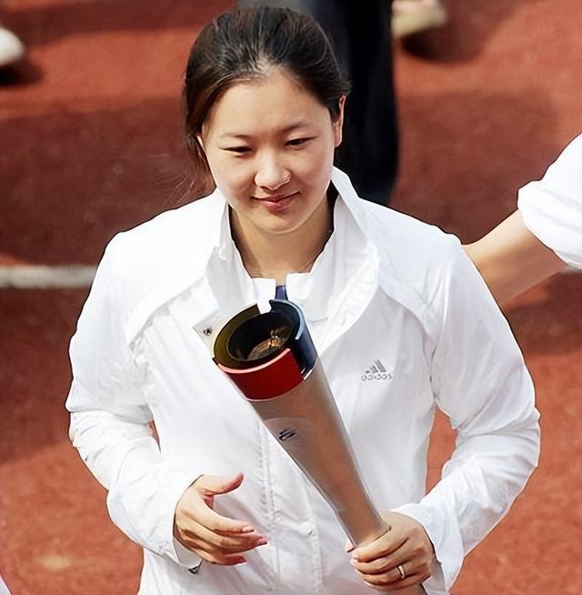 连续三届奥运冠军，退役后嫁大26岁富豪的伏明霞，如今怎么样了(3)
