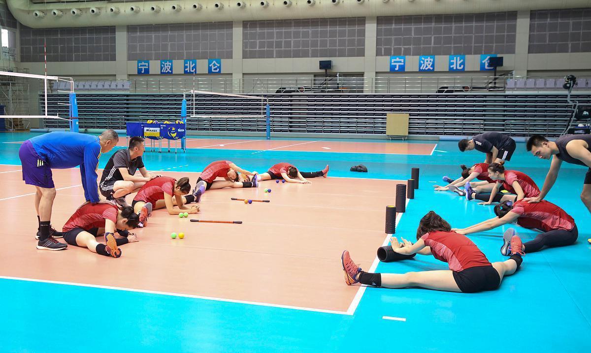 集训时间到！中国女排球员乘坐的交通工具五花八门，段放有点累啊(5)