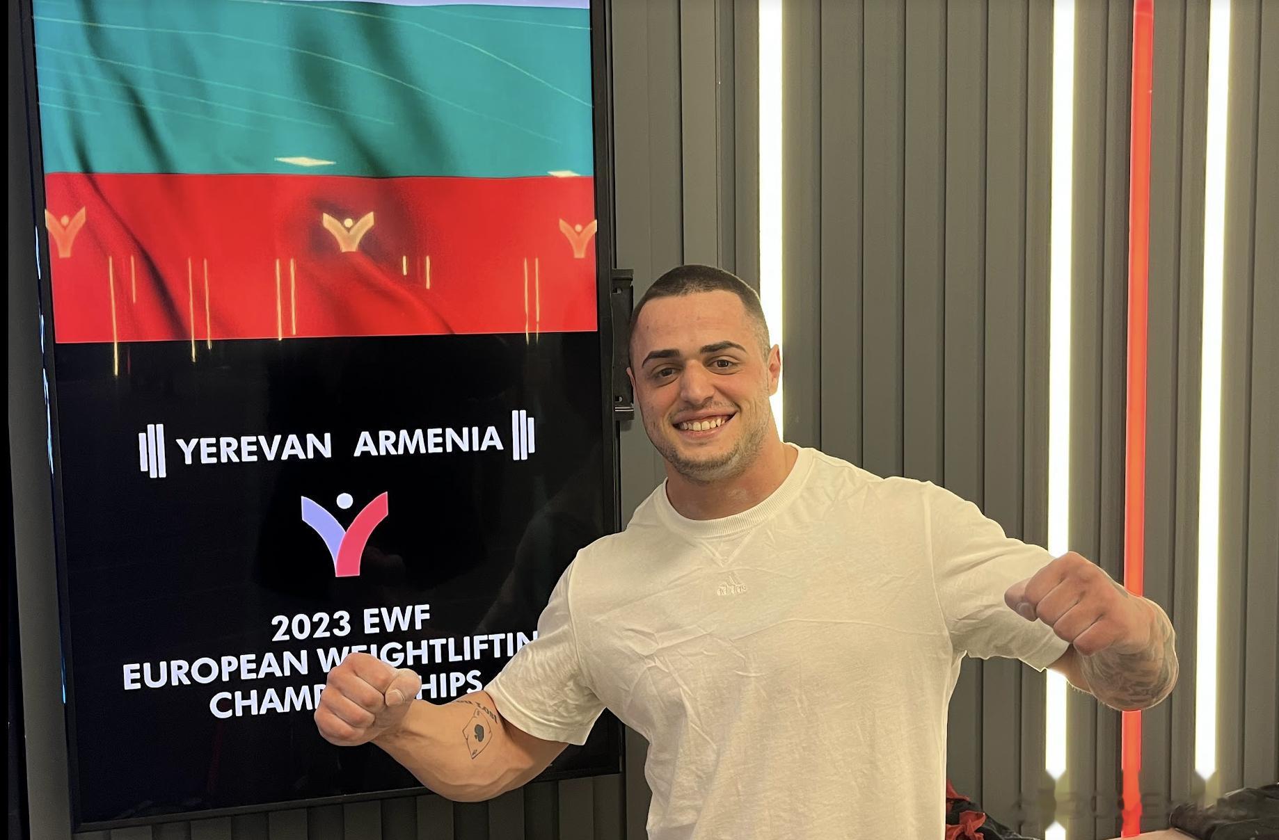 【举重欧锦赛保加利亚18岁新星打破两项世界纪录】 4月20日亚美尼亚埃里温，在举(1)