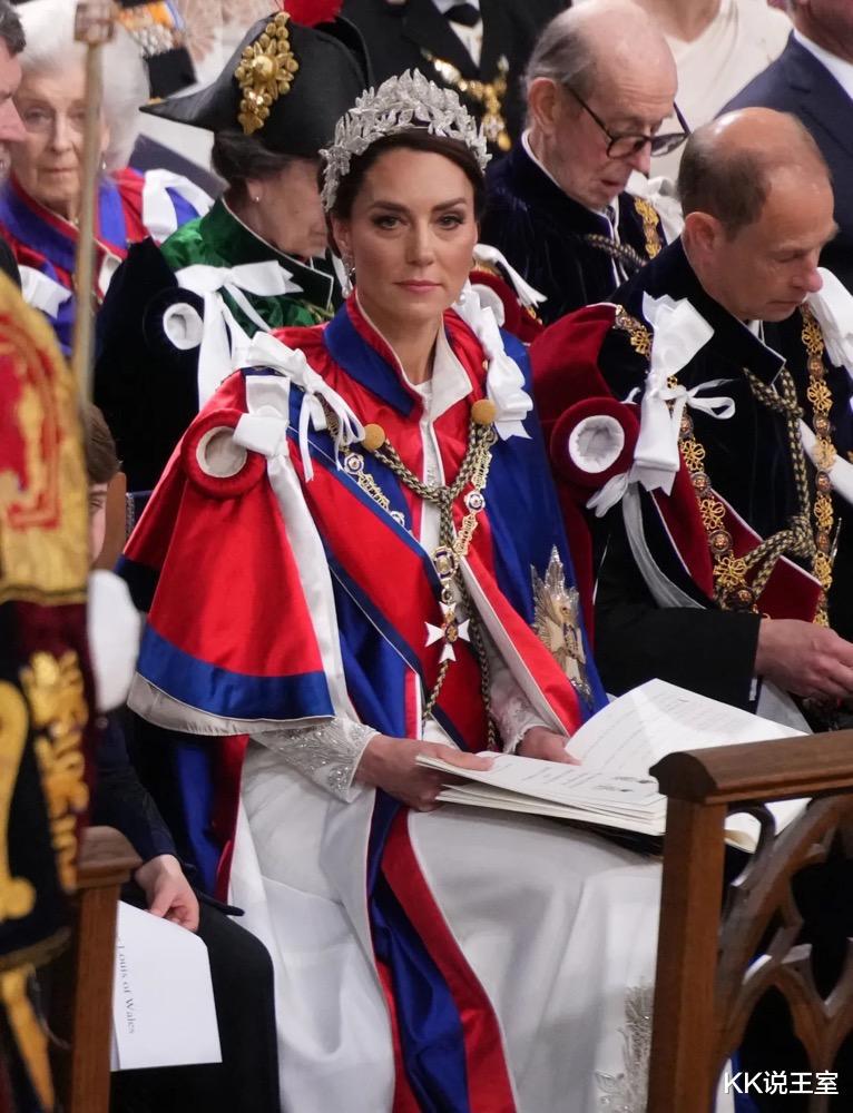 凯特王妃在加冕典礼为什么没戴冠冕？是卡米拉怕被抢风头？