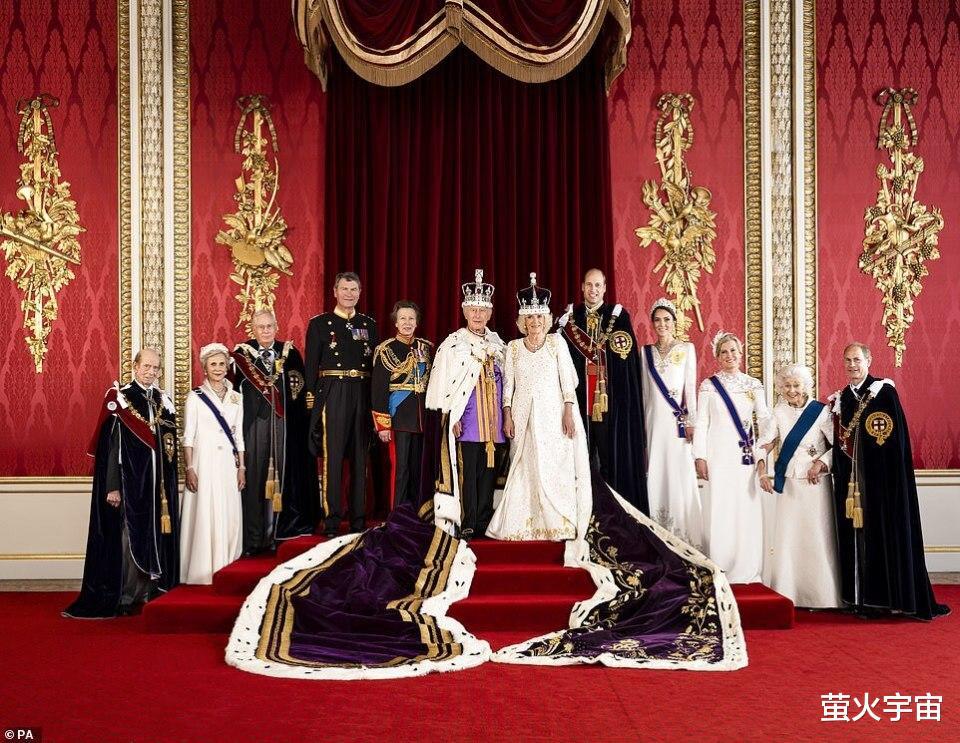 英国王室公布加冕官方照！三代人组成“精简团队”，查尔斯很气派(1)