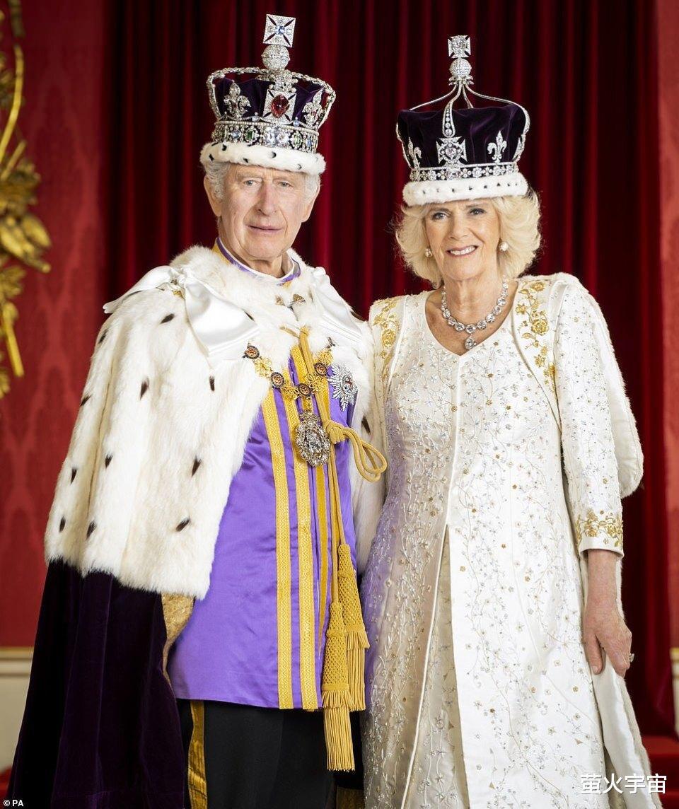 英国王室公布加冕官方照！三代人组成“精简团队”，查尔斯很气派(4)