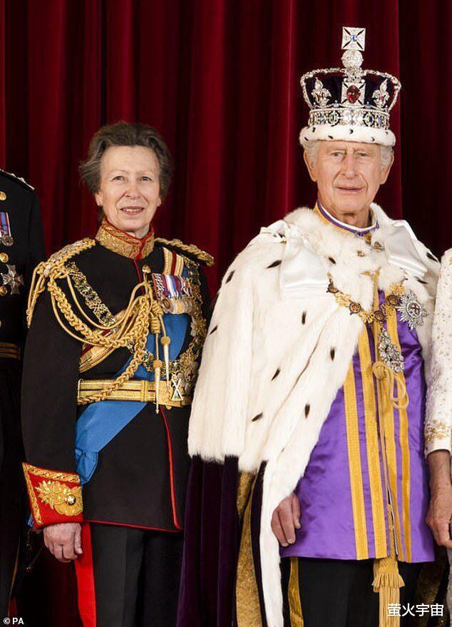 英国王室公布加冕官方照！三代人组成“精简团队”，查尔斯很气派(7)