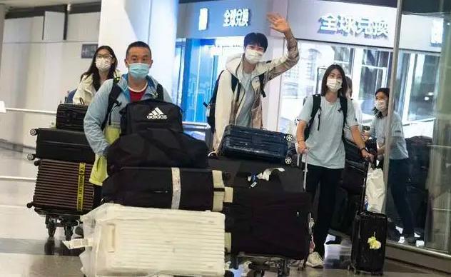 中国女排顺利落地香港，李盈莹行李箱成为亮点，后续参加重要活动(2)