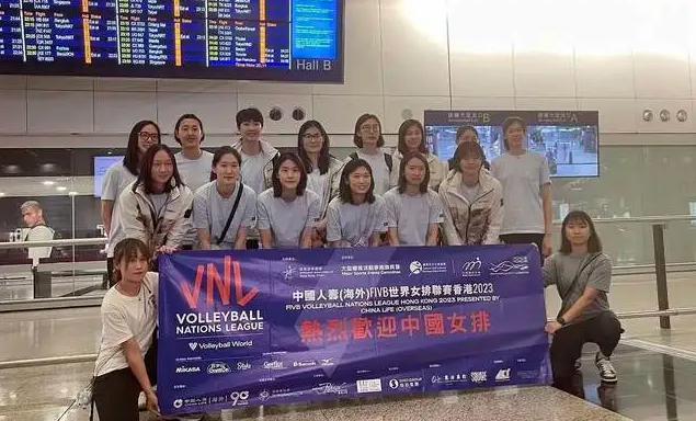 中国女排顺利落地香港，李盈莹行李箱成为亮点，后续参加重要活动(3)